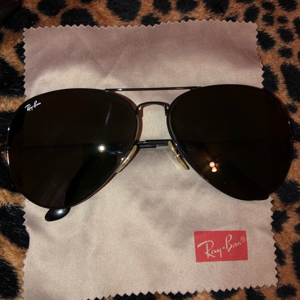 Black rayban aviator sunglasses